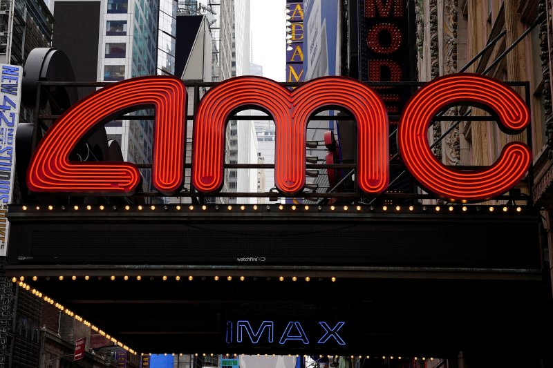 미국 영화관 체인 AMC엔터테인먼트를 비롯한 주요 8개 밈주가 지난 2년간 유상증자 등으로 47억달러를 확보해 주가 폭등을 자본구조 개선 기회로 삼았던 것으로 조사됐다. 사진은 2021년 6월 2일(현지시간) 뉴욕 맨해튼 타임스스퀘어의 AMC 영화관. 로이터연합