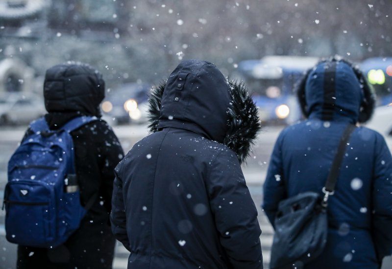 사진은 지난 26일 오전 서울 세종대로사거리에서 시민들이 내리는 눈을 막기위해 모자를 쓰고 이동하고 있다. 2023.1.26/뉴스1 ⓒ News1 김도우 기자 /사진=뉴스1