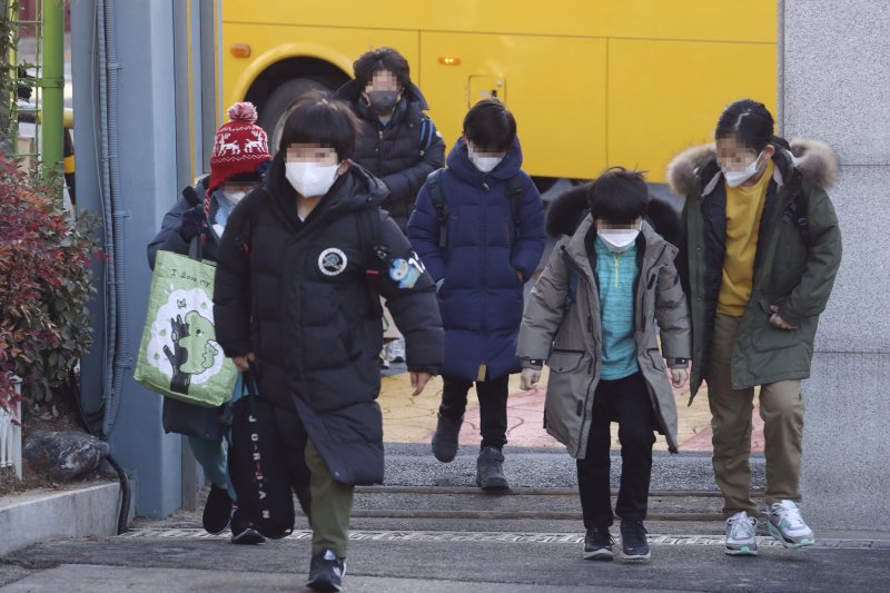 지난 1월 서울 광진구 광장초등학교에서 마스크를 착용한 학생들이 등교하고 있다. /사진=뉴시스