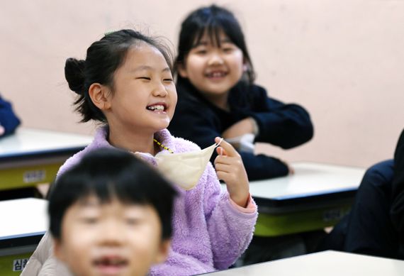 일부 시설을 제외한 실내에서 마스크 착용 의무가 해제된 30일 오전 서울 광진구 광장초등학교에서 한 학생이 수업에 앞서 마스크를 벗으며 활짝 웃고 있다.사진=박범준 기자