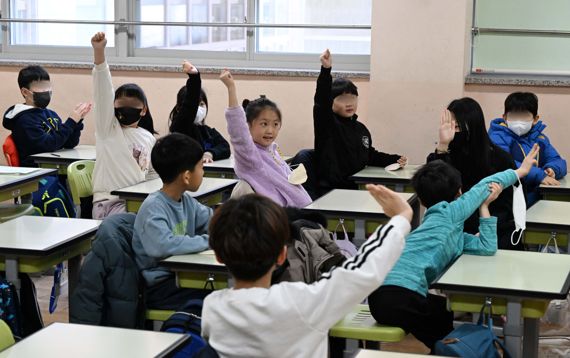 실내마스크 착용 의무가 풀린 30일 서울 광진구 광장초등학교에서 학생들이 마스크 벗고 수업을 받고 있다. 사진=박범준 기자