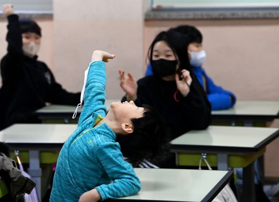 일부 시설을 제외한 실내에서 마스크 착용 의무가 해제된 30일 오전 서울 광진구 광장초등학교에서 한 학생이 마스크 벗을 사람을 묻는 선생의 질문에 손을 들어 답하고 있다.사진=박범준 기자