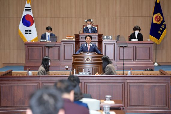 강기정 광주광역시장이 30일 새해 들어 처음 열린 광주시의회 제313회 임시회 시정연설에서 '2023년 시정 운영 방향'을 설명하며 "눈에 보이는 변화로 혁신을 이끌겠다"라고 밝히고 있다. 사진=광주광역시 제공