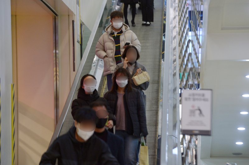 실내마스크 착용 의무가 권고로 전환된 첫날인 30일 오후 광주 서구의 한 마트에서 시민들이 마스크를 쓴 채 이동하고 있다. 2023.1.30/뉴스1 ⓒ News1 이승현 기자