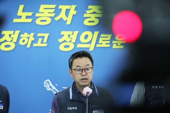 30일 서울 중구 전국금융산업노동조합 회의실에서 박홍배 위원장이 은행 영업시간 관련 금융노조 입장을 발표하고 있다. 사진=박범준 기자