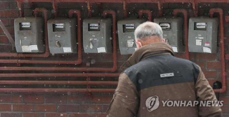 한파 속 술취한 60대 집 앞에 방치 결국 '사망'…경찰관 2명 입건