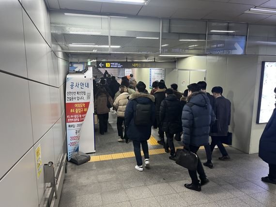30일 오전 서울 지하철 5·9호선 여의도역에서 시민들이 마스크를 착용한 채 이동하고 있다./ 사진= 주원규 기자