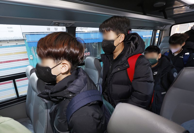 실내 마스크 착용 의무가 해제된 30일 서울 광진구 광장초등학교에서 통학버스 이용으로 마스크를 착용한 어린이들이 버스에서 내리고 있다. 통학버스 내부는 마스크 착용 의무가 유지된다.(공동취재) 2023.1.30/뉴스1 ⓒ News1 장수영 기자