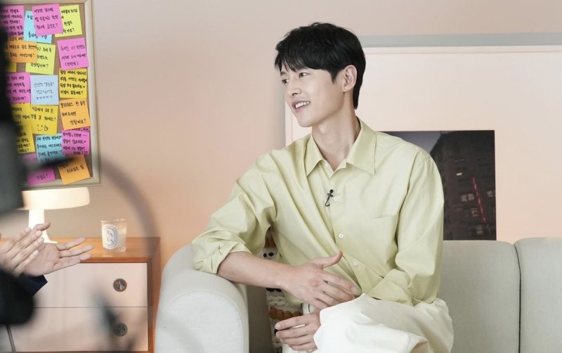 [서울=뉴시스] 배우 송중기가 30일 교제중인 영국출신 배우 케이티 루이스 사운더스의 임신과 재혼 소식을 팬클럽 게시판에 깜짝 발표했다. (사진=송중기 SNS) 2023.01.30. photo@newsis.com