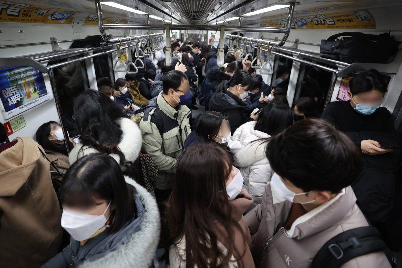 실내마스크 착용 의무가 '권고'로 전환된 30일 오전 마스크를 착용한 시민들이 서울 5호선 종로3가역에서 지하철을 타고 있다. 연합뉴스