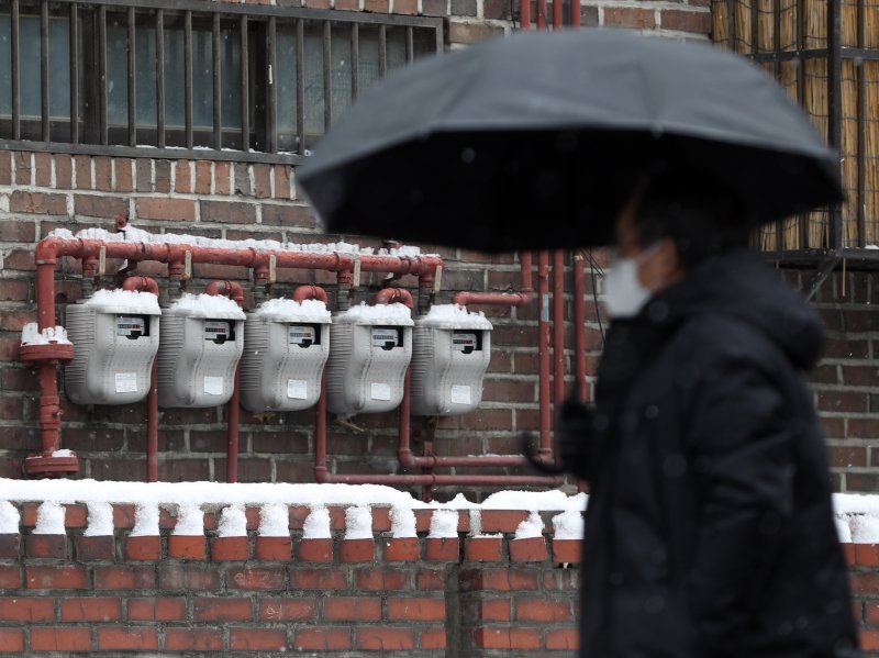 지난 26일 서울 시내 한 주택가에 설치된 가스 계량기 앞을 시민이 지나가고 있다. 뉴스1