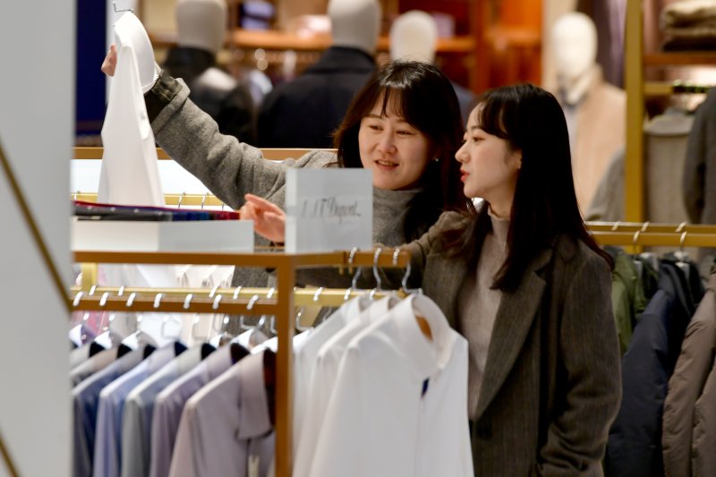 [광주=뉴시스] 이영주 기자 = 실내 마스크 착용 의무 해제 첫날인 30일 오전 광주 동구 한 백화점에서 손님들이 마스크를 벗은 채 쇼핑을 하고 있다. 2023.01.30. leeyj2578@newsis.com