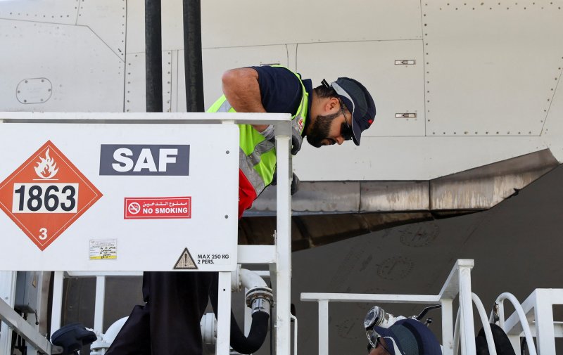지난해 1월 31일 한 직원이 에미레이트 항공 B777-300ER에 지속가능항공유(SAF)를 주유하고 있다. 뉴시스 제공