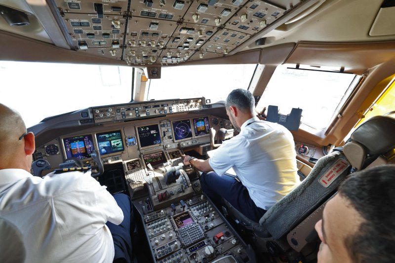 지난 1월30일(현지시간) 아랍에미리트연합(UAE) 두바이 공항에서 에미레이트항공 조종사들이 보잉 777-300ER 조종석을 점검하고 있다.AFP연합뉴스
