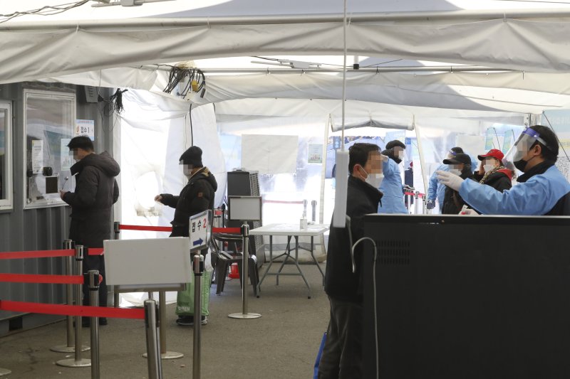 지난 30일 오후 서울역 임시선별검사소에서 시민들이 코로나19 검사를 받기 위해 대기하고 있는 모습. 뉴시스 제공