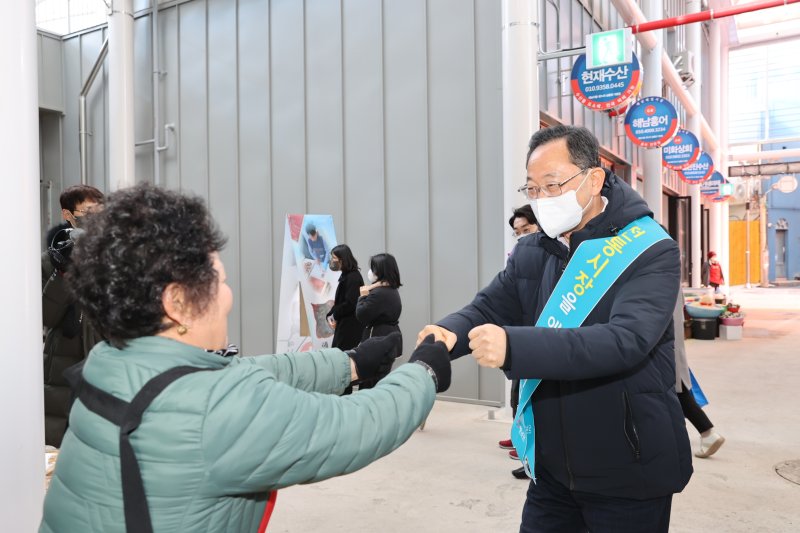 명현관 해남군수가 새롭게 개장한 해남매일시장을 찾아 상인들과 인사하고 있다.(해남군 제공)2023.1.20/뉴스1