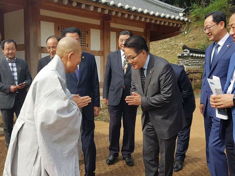 박지원 전 국정원장이 지난 2017년 당시 국민의당 의원 신분으로 해남 대흥사를 찾아 회주인 보선 스님과 인사를 나누고 있다. 박 전 원장 바로 오른쪽에 명현관 군수가 서 있다. 2017.10.7/뉴스1 ⓒ News1