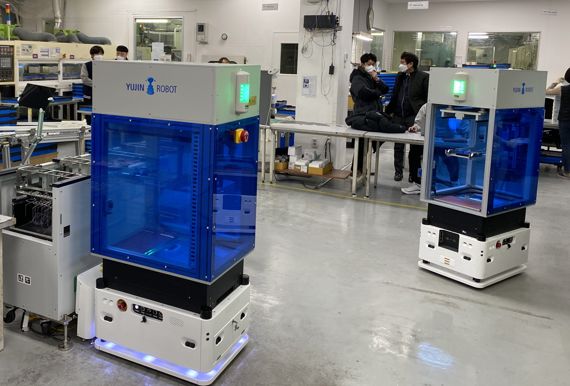 인천TP는 오는 2월 28일까지 ‘인천형 특화로봇 실증 지원사업’에 대한 수요조사를 벌인다. 사진은 인천 주안공단 제조 현장에서의 물류로봇 물품 이송 실증 전경.