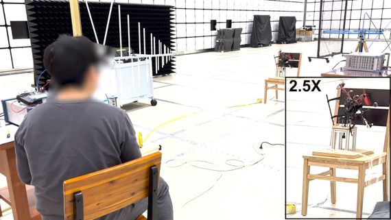 한국과학기술원(KAIST) 전기및전자공학부 김용대 교수팀이 실내 전자파 차폐 시설에서 10m 거리의 드론에 협대역 전자기파를 쏴 상대방이 조정을 못하게 만들었다. KAIST 제공