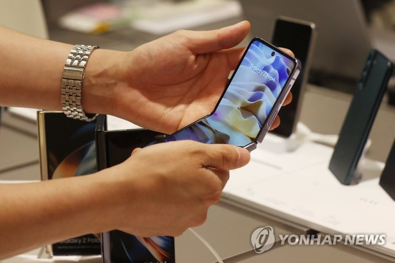 삼성전자 스마트폰 직접 체험해보는 갤럭시Z플립4 (서울=연합뉴스) 진연수 기자 = 국내 이동통신 3사가 삼성전자의 신제품 폴더블폰 '갤럭시Z폴드4'(폴드4)와 '갤럭시Z플립4'(플립4)의 사전예약을 시작한 16일 서울 종로구 SK텔레콤 매장에서 고객이 제품을 살펴보고 있다. 2022.8.16 jin90@yna.co.kr (끝)