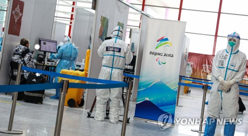 코로나19 검사로 분주한 베이징 서우두 공항 방역센터 (베이징=연합뉴스) 홍해인 기자 = 2022 베이징 동계올림픽에 출전하는 대한민국 선수단 본진이 31일 중국 베이징 서우두국제공항에 도착했다. 착륙 후 대한민국 선수단이 코로나 검사를 받은 방역센터 요원들이 분주하게 업무를 하고 있다. 이날 도착한 대한민국 선수단은 이 검사 결과가 나올때 까지 각자 숙소에서 격리하며 대기할 예정이다. 2022.1.31 hihong@yna.co.kr (끝)