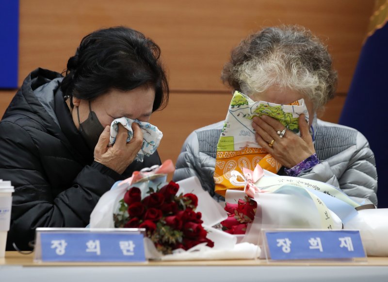 "얼굴은 변함 없네"..58년 전 헤어졌던 4남매, 경찰 DNA 대조로 극적 상봉(종합)