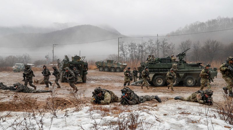 지난 13일 경기도 파주 무건리훈련장에서 육군 아미타이거 시범여단과 미2사단 스트라이커여단이 대대급 연합훈련을 실시하고 있다. 이번 훈련에는 한미 장병 800여 명과 K808차륜형장갑차, 미 스트라이커장갑차, 정찰드론, 무인항공기(UAV), 대전차미사일(현궁) 등 다양한 무기체계가 투입됐다. 2023.1.14/뉴스1 ⓒ News1 사진공동취재단