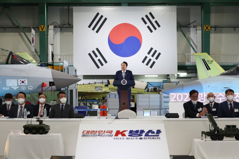 윤석열 대통령이 24일 경남 사천 한국항공우주산업(KAI) 항공기 조립 공장에서 열린 방산수출전략회의에서 모두 발언을 하고 있다. (대통령실 제공) 2022.11.24/뉴스1 ⓒ News1 오대일 기자