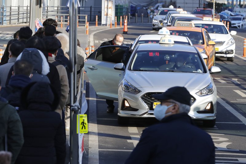 지난 30일 시민들이 서울역 택시 승강장에서 택시를 이용하고 있다. 뉴시스