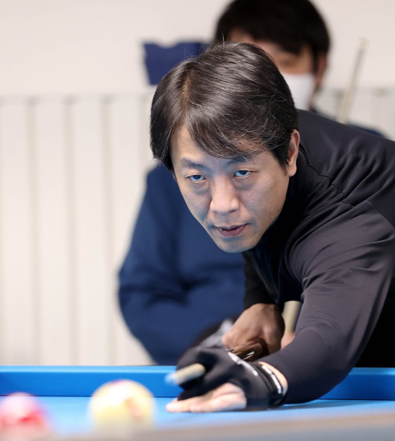 30일 경기도 고양시 일산 PBC 캐롬당구클럽에서 열린 프롬 PBA 드림투어 2022-2023 시즌 결승전에서 우승을 차지한 전승래가 경기를 하고 있다. (PBA 투어 제공) 2023.1.31/뉴스1