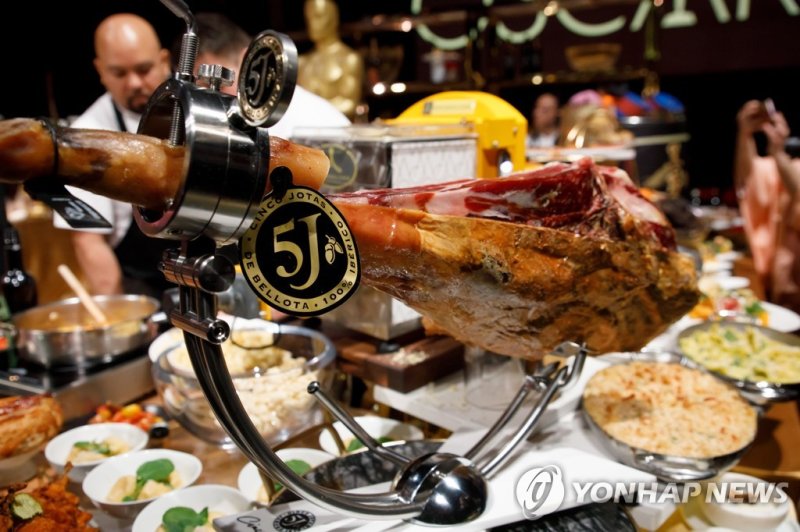 하몬 epa07373668 A five-years aged jamon iberico from Spain is shown during the press preview for the upcoming 91st Oscars Governors Ball in Hollywood, California, USA, 15 February 2019. The official celebration will follow the 91st Oscars ceremony on 24 February for 1,500 invited guests. EPA/EUGENE G