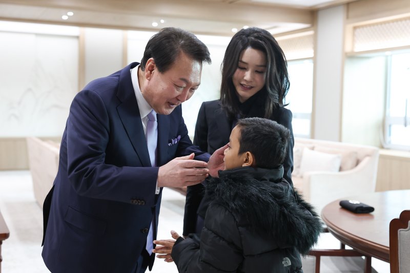 윤석열 대통령과 김건희 여사가 31일 용산 대통령실 청사에서 캄보디아 소년 옥 로타(14)군과 재회하고 있다. (대통령실 제공) 2023.1.31/뉴스1 ⓒ News1 오대일 기자