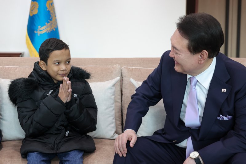 윤석열 대통령이 31일 용산 대통령실 청사를 찾은 캄보디아 소년 옥 로타(14)군과 대화하고 있다. (대통령실 제공) 2023.1.31/뉴스1 ⓒ News1 오대일 기자