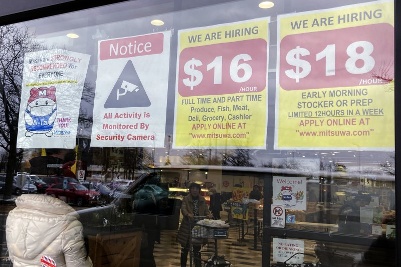 지난 1월13일(현지시간) 미국 일리노이주 알링턴하이츠의 식료품점에 직원을 모집하는 문구가 붙어있다.AP연합뉴스