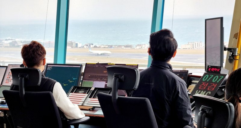 바쁘게 돌아가는 제주공항 관제탑 (제주=연합뉴스) 변지철 기자 = 지난 1월 27일 촬영한 제주공항 관제탑 내부 모습. 제주지방항공청 소속 관제사들이 근무하고 있다. 2023.2.1