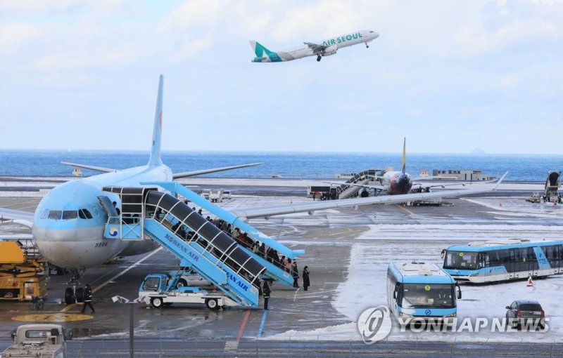 뜨고, 내리고, 타는 제주공항 뜨고, 내리고, 타고 (제주=연합뉴스) 박지호 기자 = 지난 24일 강풍과 폭설로 제주 출도착 항공편이 전편 결항한 가운데 25일 오전 제주국제공항에서 항공기들이 분주히 승객을 실어나르고 있다. 2023.1.25 jihopark@yna.co.kr (끝)