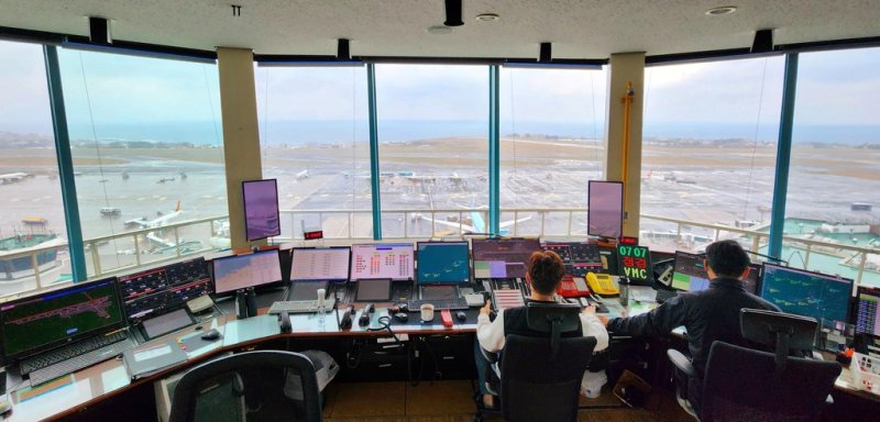 바쁘게 돌아가는 제주공항 관제탑 (제주=연합뉴스) 변지철 기자 = 지난 1월 27일 촬영한 제주공항 관제탑 내부 모습. 제주지방항공청 소속 관제사들이 근무하고 있다. 2023.2.1