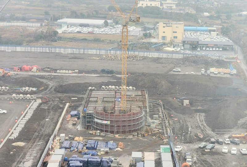 건설 중인 제주공항 새 관제탑 (제주=연합뉴스) 변지철 기자 = 지난 1월 27일 제주공항 관제탑에서 촬영한 건설 중인 제주공항 새 관제탑의 모습. 2023.2.1
