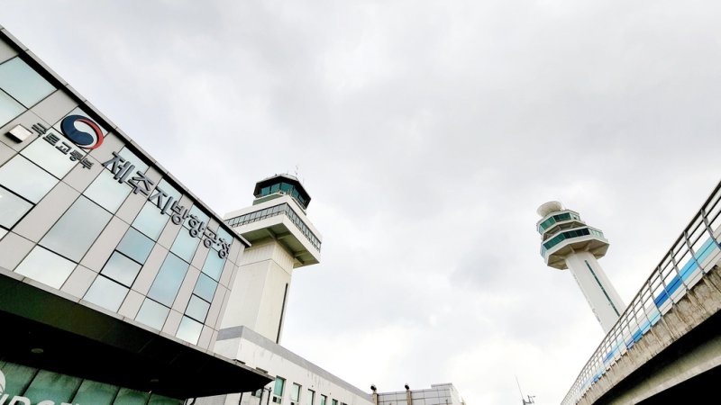 옛 관제탑과 현재의 관제탑 (제주=연합뉴스) 변지철 기자 = 지난 1월 27일 촬영한 제주공항 관제탑의 모습. 좌측 관제탑이 지난 1983년 건설한 옛 관제탑이고 우측이 2004년 건설한 현재의 관제탑이다. 2023.2.1