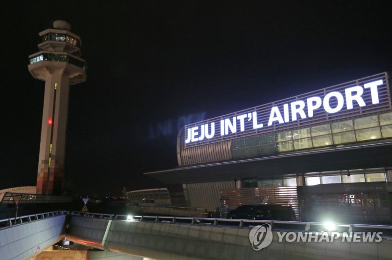 밤낮없이 돌아가는 제주국제공항 관제탑 '관제 이상' 제주국제공항 관제탑 (제주=연합뉴스) 박지호 기자 = 제주국제공항에서 12일 관제 통신장비가 비정상으로 작동해 항공기 이·착륙에 큰 차질을 빚었다. 사진은 이날 오후 제주국제공항 관제탑의 모습. 2015.12.12 jihopark@yna.co.kr (끝)