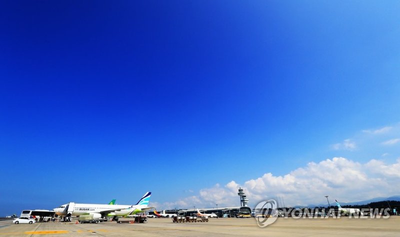 눈부시게 푸른 제주공항 하늘 눈부시게 푸른 제주 하늘 (제주=연합뉴스) 박지호 기자 = 추석 연휴를 하루 앞둔 13일 오후 제주국제공항 활주로에서 바라본 하늘이 눈부시게 푸르다. 2016.9.13 jihopark@yna.co.kr (끝)