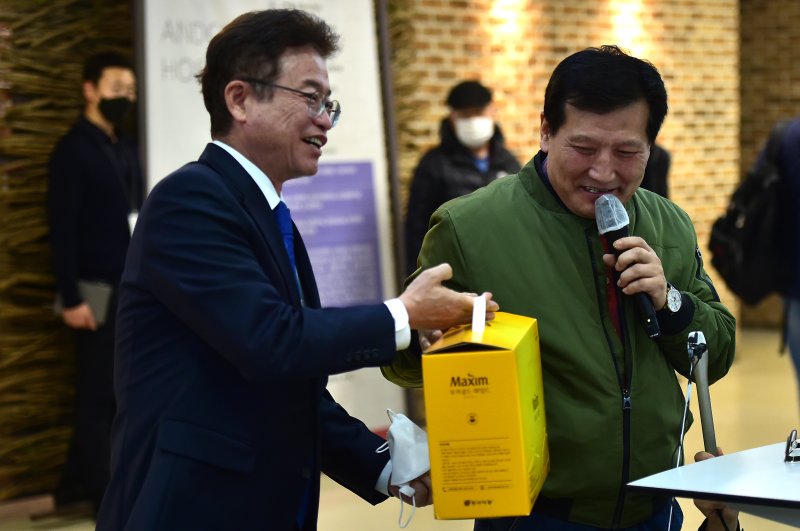 [안동=뉴시스] 이무열 기자 = 이철우 경북도지사가 11일 오전 안동병원 1층 로비에서 열린 경북 봉화군 아연광산에서 작업 중 매몰됐다가 221시간 만에 극적으로 구조된 광부 박정하 씨 퇴원 기자회견에서 커피믹스를 전달하고 있다. 2022.11.11. lmy@newsis.com