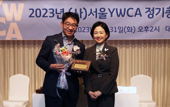 지난 1월 31일 서울 명동 YWCA회관에서 열린 YWCA정기총회에서 감사패를 받은 이상근 NS홈쇼핑 사회공헌위원장 이사(왼쪽)이 이유림 서울YMCA 회장과 기념촬영을 하고 있다. NS홈쇼핑 제공.