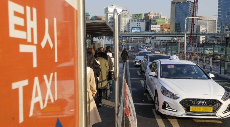서울 중형택시 기본요금이 2월 1일 오전 4시부터 3800원에서 4800원으로 1000(26%) 인상된다. 중형택시의 기본요금 인상과 함께 기본거리는 현행 2km에서 1.6km로 줄어든다. 사진은 31일 오전 서울역 택시승강장에서 시민들이 택시를 이용하는 모습. 2023.1.31뉴스1 ⓒ News1 김도우 기자