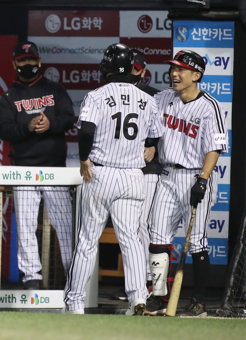 [서울=뉴시스] 고범준 기자 = 21일 오후 서울 송파구 잠실야구장에서 열린 2021 KBO리그 키움 히어로즈와 LG 트윈스 경기, 4회말 무사 만루 상황 LG 문성주의 희생플라이 아웃 때 3루주자 김민성이 홈을 밟고 서건창과 하이파이브 하고 있다. 2021.10.21. bjko@newsis.com