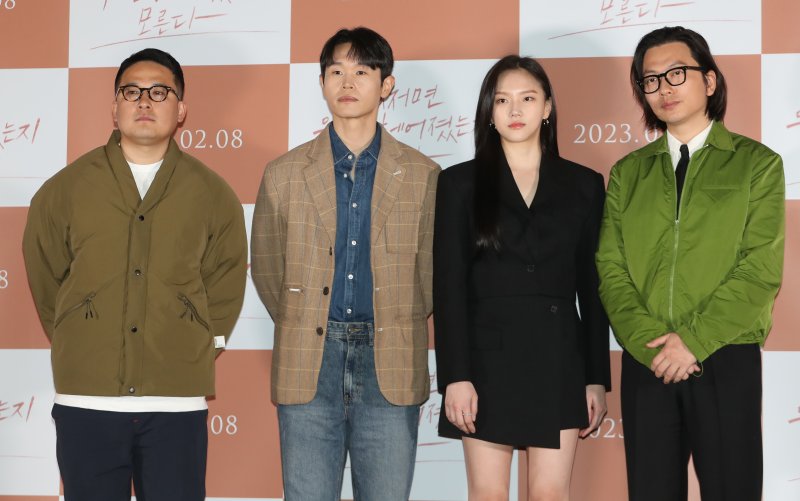형슬우 감독(왼쪽부터)과 배우 강길우, 정다은, 이동휘가 1일 서울 용산구 CGV 용산아이파크몰에서 열린 영화 '어쩌면 우린 헤어졌는지 모른다' 언론시사회 및 기자간담회에서 포즈를 취하고 있다. '어쩌면 우린 헤어졌는지 모른다'는 오랜 연애 끝에 이별을 맞은 한 연인의 이야기를 그린 작품이다. 2023.2.1/뉴스1 ⓒ News1 권현진 기자