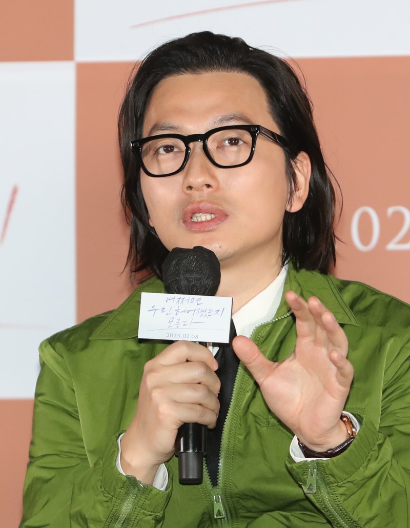 배우 이동휘가 1일 서울 용산구 CGV 용산아이파크몰에서 열린 영화 '어쩌면 우린 헤어졌는지 모른다' 언론시사회 및 기자간담회에서 취재진 질문에 답하고 있다 '어쩌면 우린 헤어졌는지 모른다'는 오랜 연애 끝에 이별을 맞은 한 연인의 이야기를 그린 작품이다. 2023.2.1/뉴스1 ⓒ News1 권현진 기자