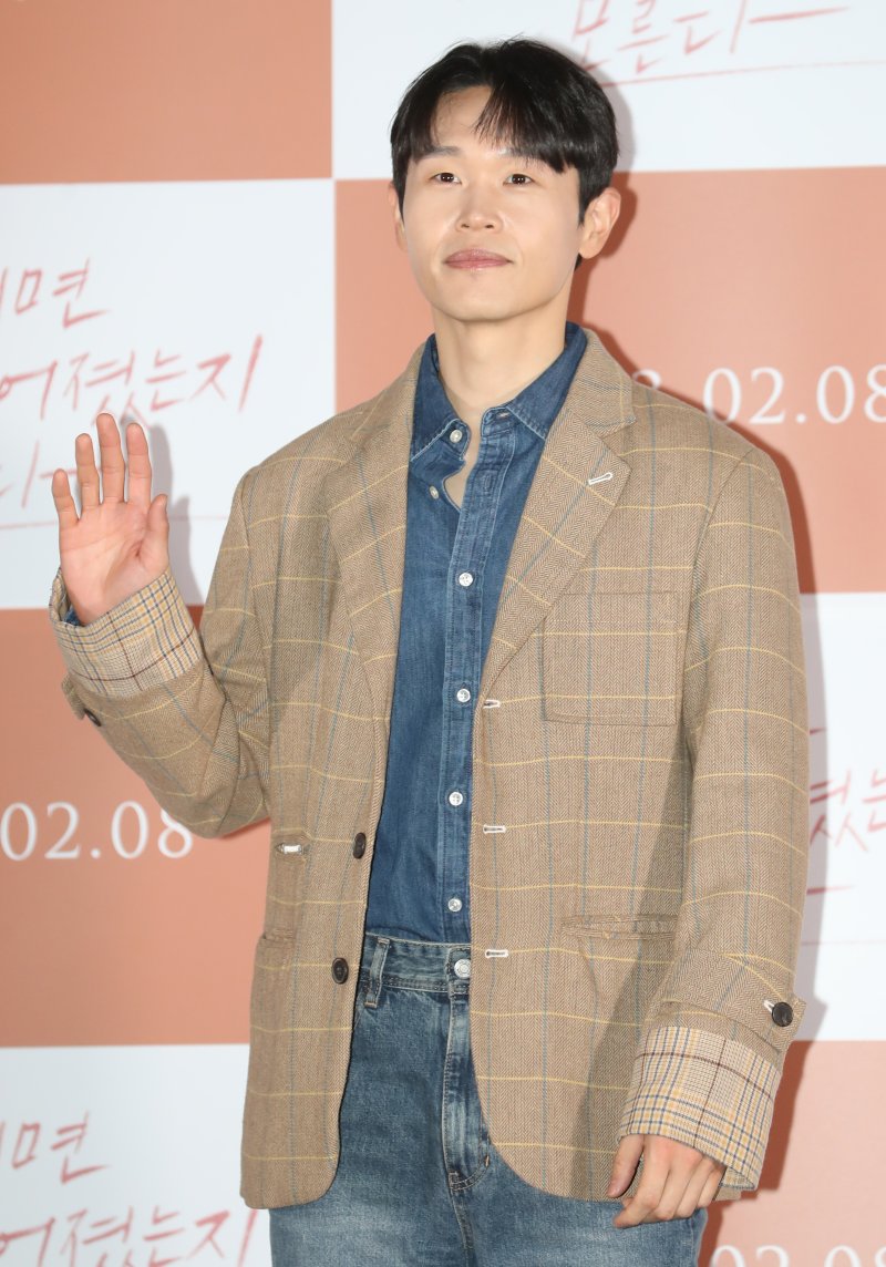 배우 강길우가 1일 서울 용산구 CGV 용산아이파크몰에서 열린 영화 '어쩌면 우린 헤어졌는지 모른다' 언론시사회 및 기자간담회에서 포즈를 취하고 있다. '어쩌면 우린 헤어졌는지 모른다'는 오랜 연애 끝에 이별을 맞은 한 연인의 이야기를 그린 작품이다. 2023.2.1/뉴스1 ⓒ News1 권현진 기자