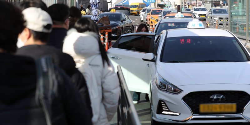 택시 기본요금이 4800원으로 인상된 1일 오후 서울 중구 서울역 택시승강장에서 시민들이 택시를 타고 있다. /뉴시스