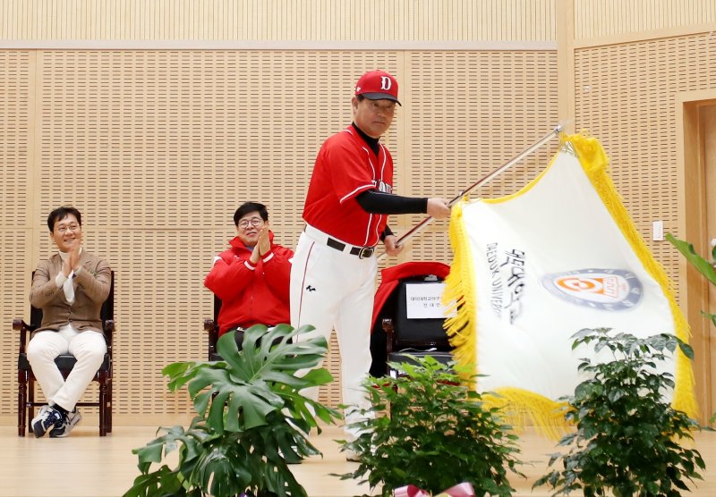 대덕대 야구부 전대영 초대 감독이 1일 교내 체육관에서 열린 창단식에서 단체기를 흔들고 있다. (대덕대 제공) /뉴스1